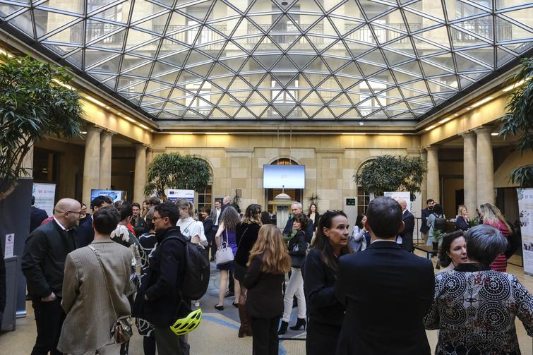 Viele Personen stehen in einem Raum verteilt