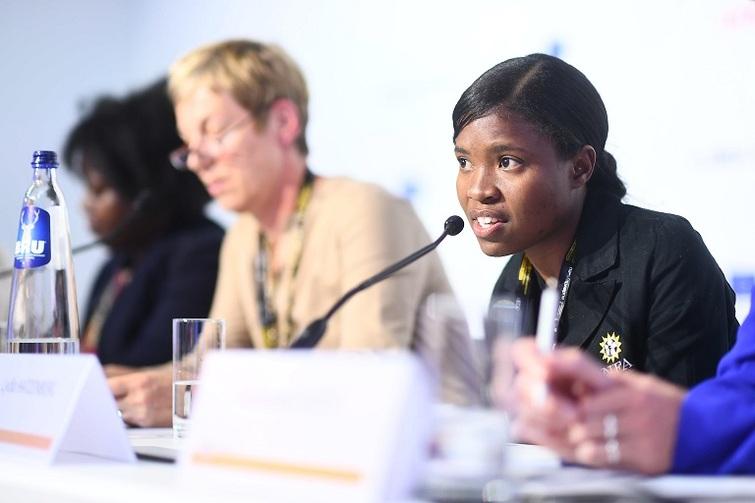 Frau redet in ein Mikrofon