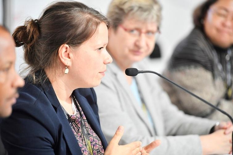 Frau redet in ein Mikrofon