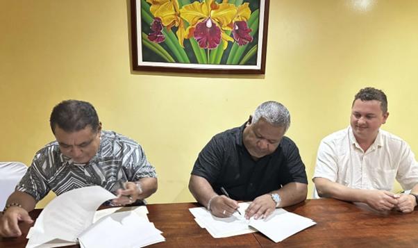 hochrangige Delegation aus der Republik Marshallinseln (RMI) unter der Leitung von Minister Hilton T. Kendall lesen und unterschreiben Papiere in Anwesenheit eines Vertreters der GIZ.