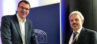 Zwei Männer schauen in die Kamera