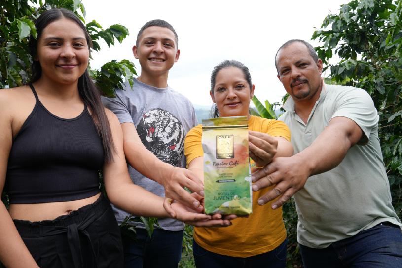 Un grupo de personas sostiene una bolsa de café