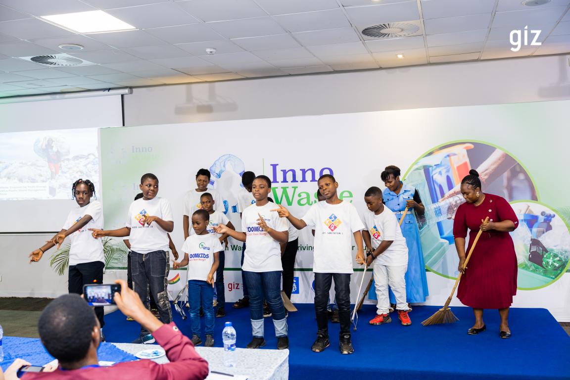 zoomkids demonstrating how to keep the environment clean