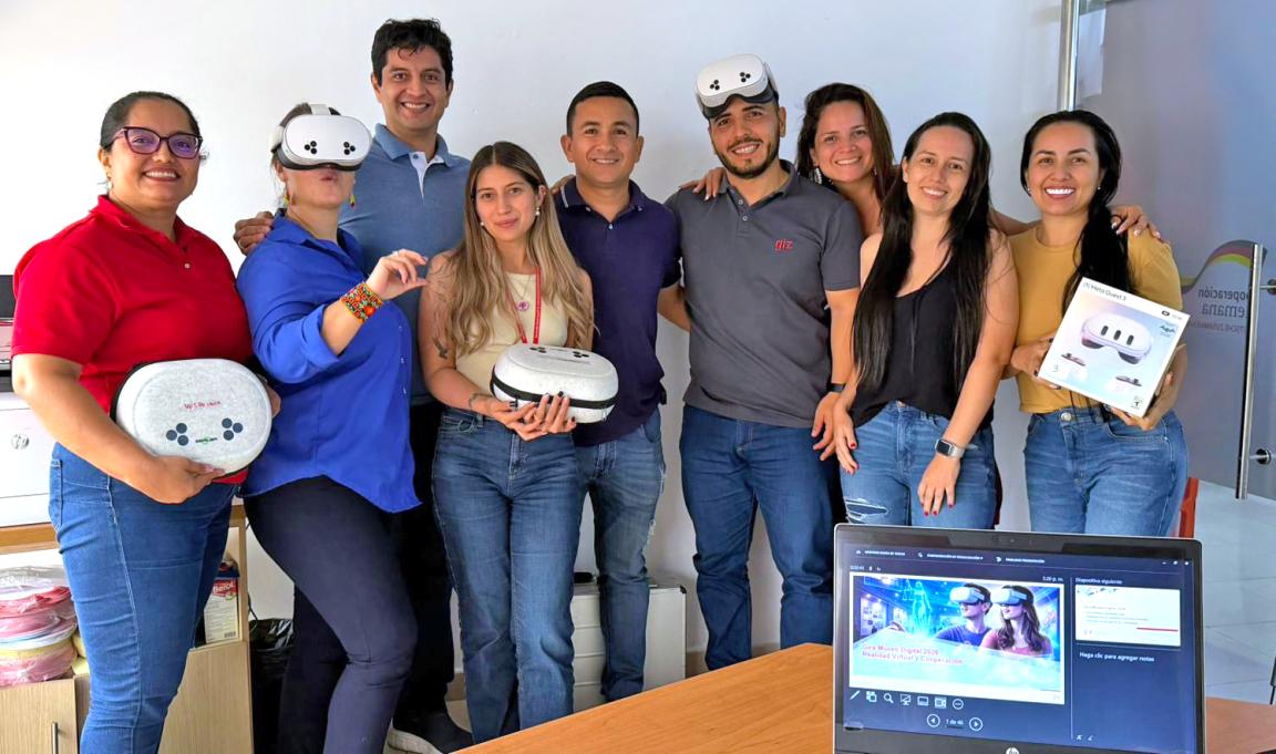Asesores de GIZ Colombia y participantes posan frente a la cámara