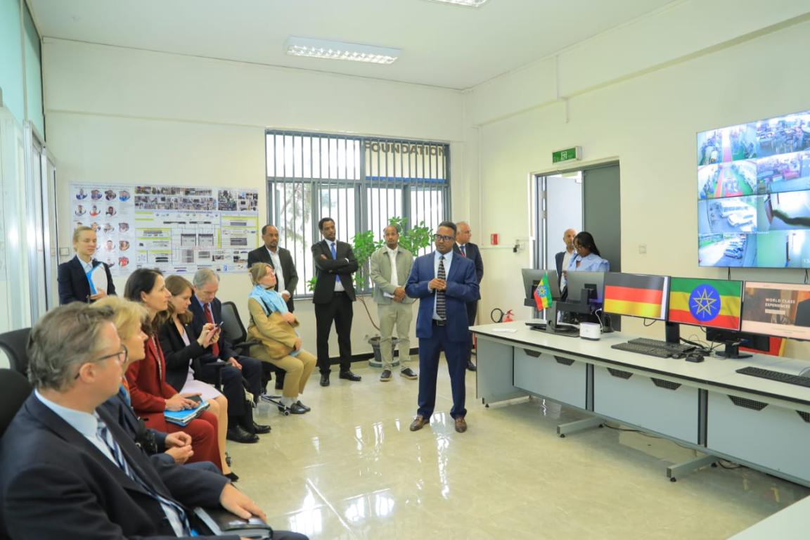 A colleague of the institute briefing the delegation