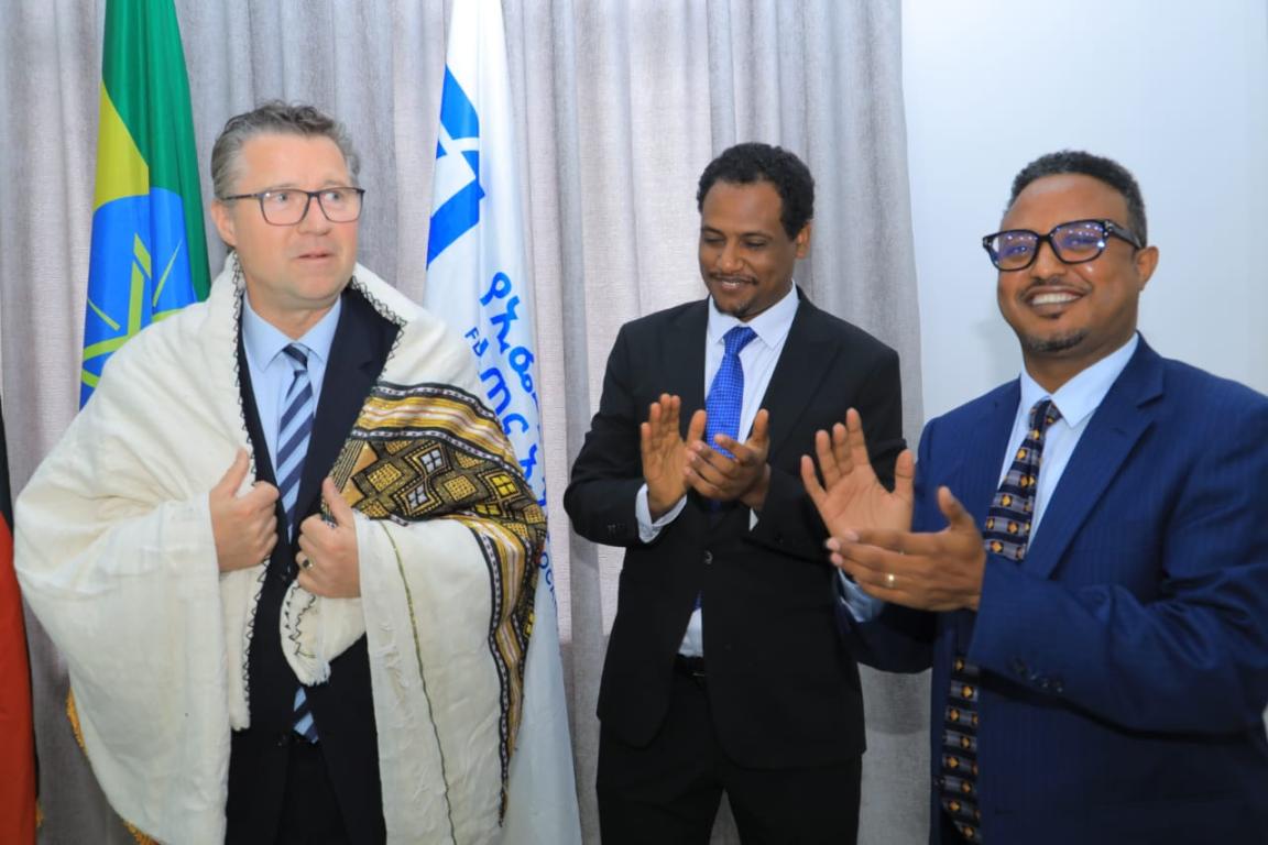 State Secretary wearing a gift that the institute offered