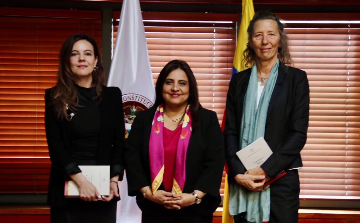 3 mujeres representantes de DIRAJus y de la Corte Constitucional frente a la cámara