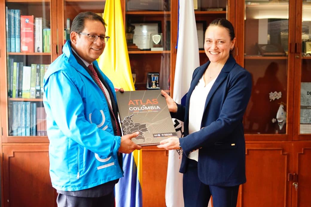 Katharina Binhack (GIZ Colombia), recibe de manos del director del IGAC, Gustavo Marulanda, el "Atlas de Colombia"