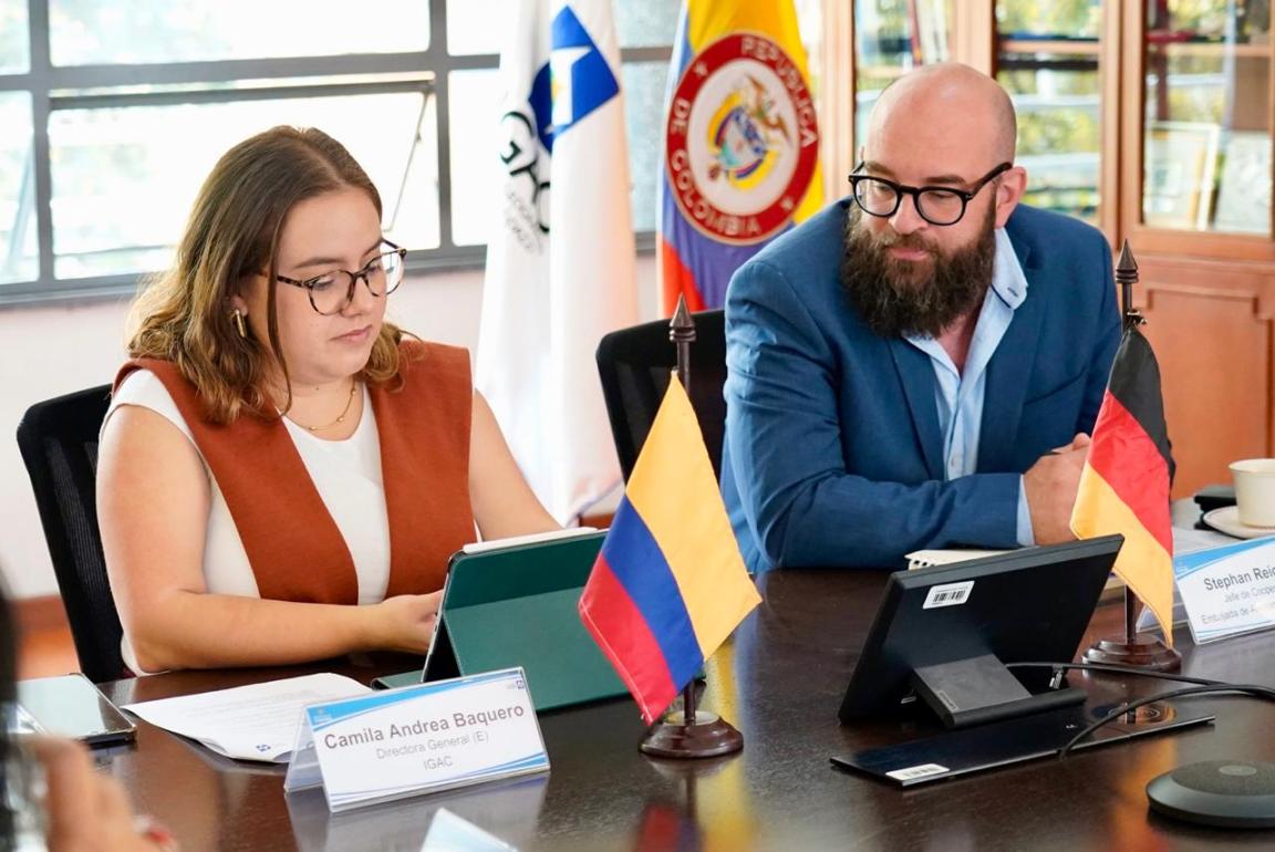 Representantes del IGAC y la Embajada Alemana sentados en una mesa.