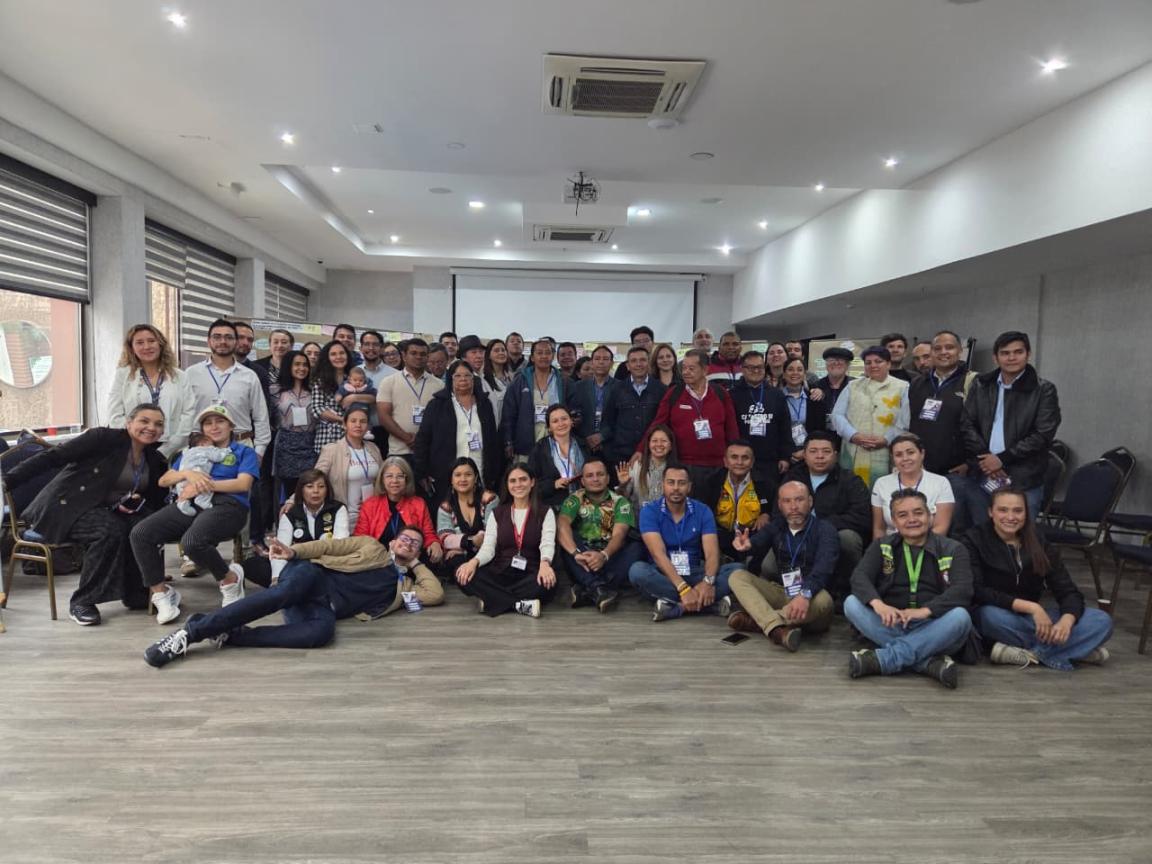 Foto grupal de representantes de organizaciones