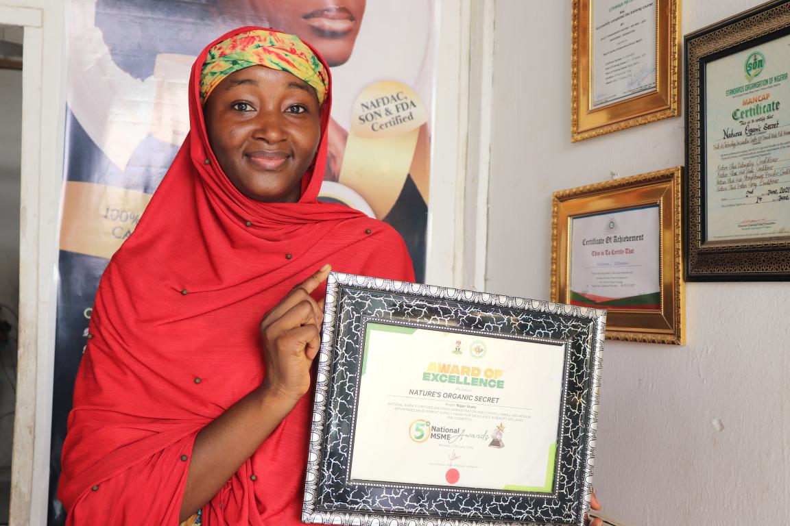 Fatimah Zarah Usman with her award