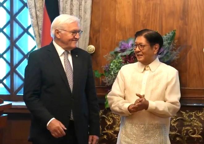 Pres chatting 