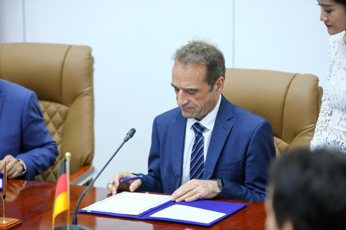 Germany and Cambodia sign Implementation Agreement on stronger Economic Cooperation