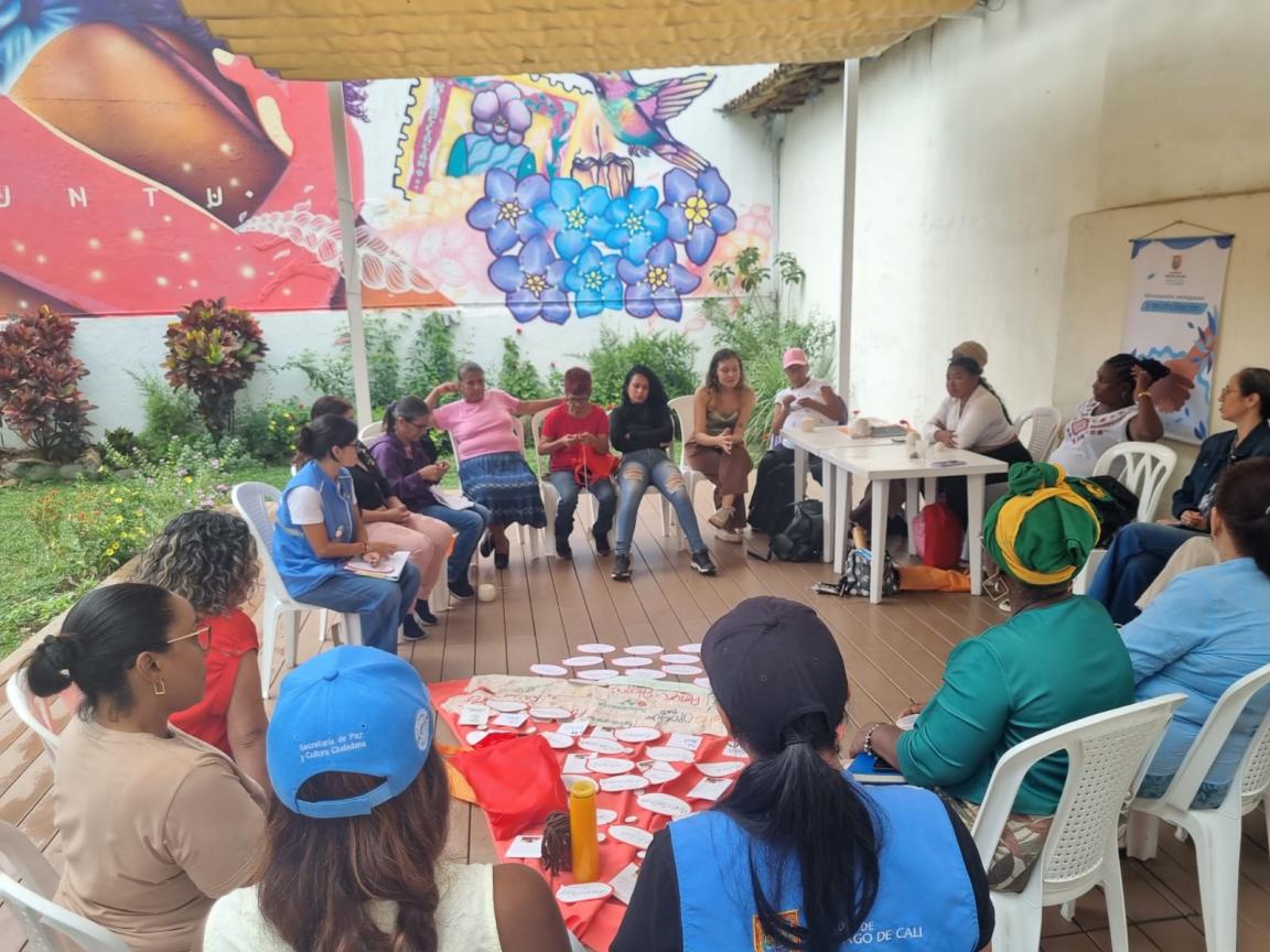 Un grupo de mujeres reunidas en mesa redonda