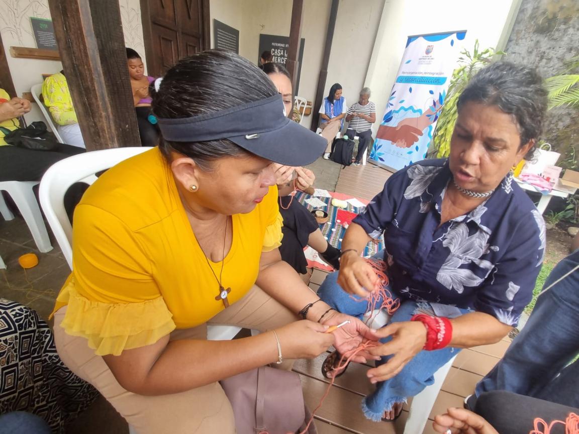 Dos mujeres tejiendo