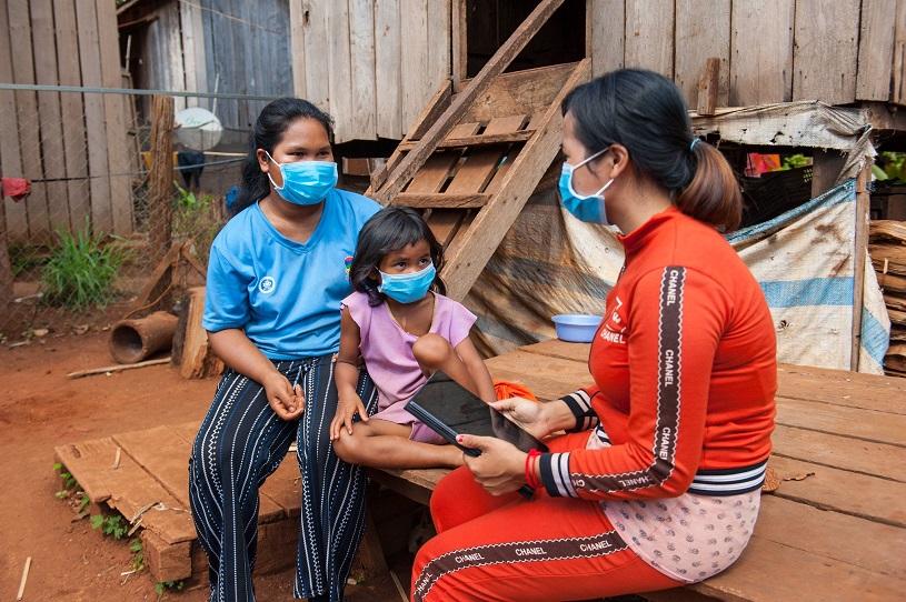 Eine Frau und zwei Kinder tragen Gesichtsmasken.