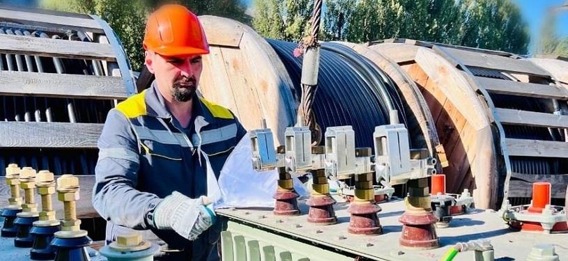 Lieferung von Materialien für das Stromnetz.