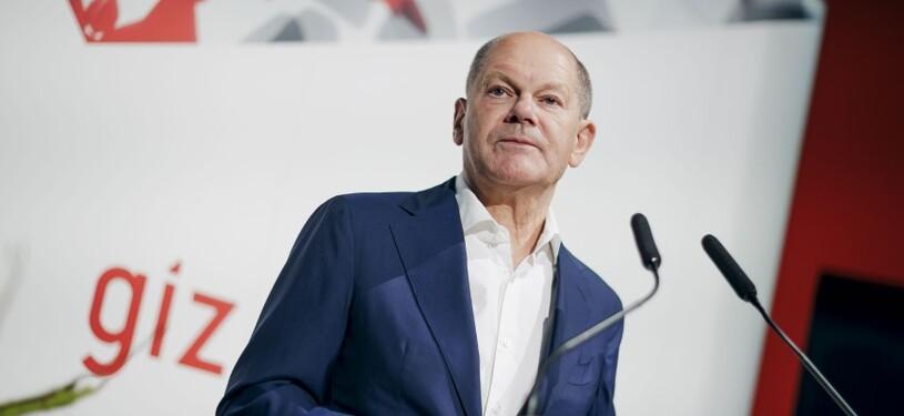 Bundeskanzler Scholz hält eine Rede beim Jahresempfang der GIZ