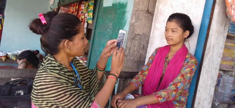 Eine Person, die ein Foto von einer Person macht.