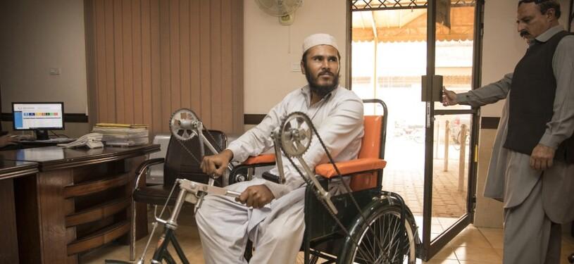 Eine Person im Rollstuhl.