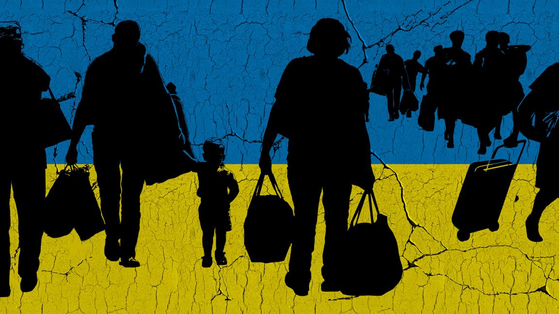 Illustrartion mit ukrainischer Flagge im Hintergrund auf der fliehende Menschen als schwarze Schatten zu sehen sind.