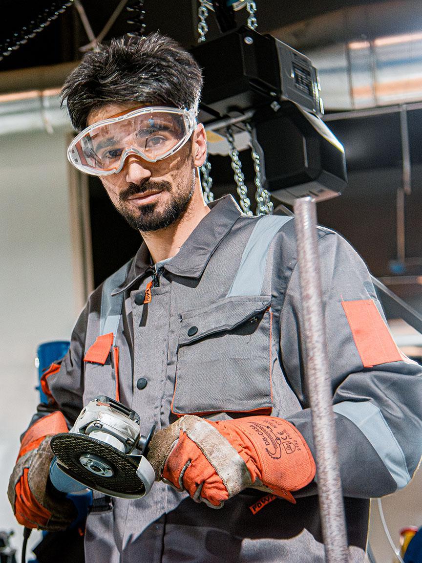 Arbeiter mit Winkelschleifer