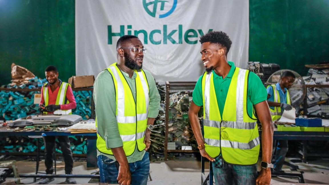 Zwei Mitarbeiter einer Recycling-Firma unterhalten sich