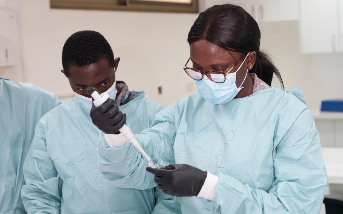 Zwei Teilnehmer eines SEEG Einsatzes in Ghana, bereiten Proben zur Sequenzierung von SAR-CoV-2 vor