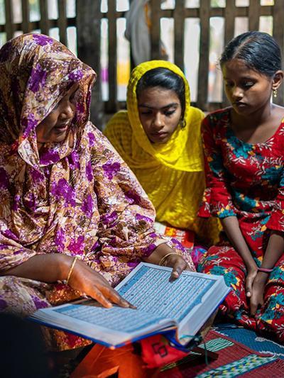 Frauen lesen ein Buch
