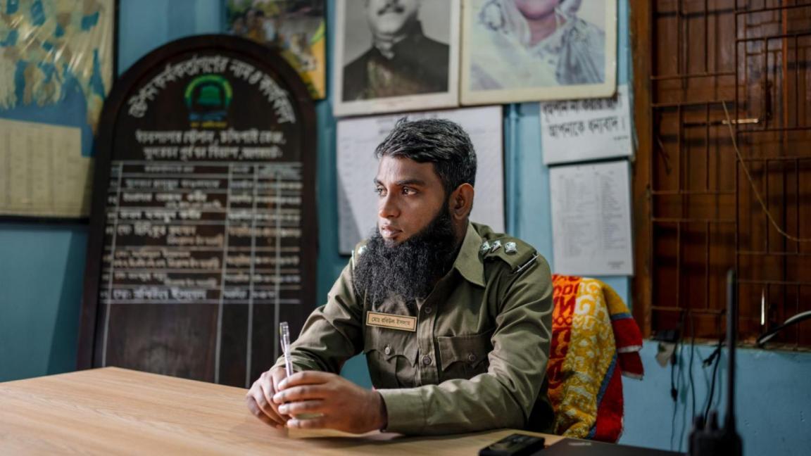 Ranger sitzt am Schreibtisch