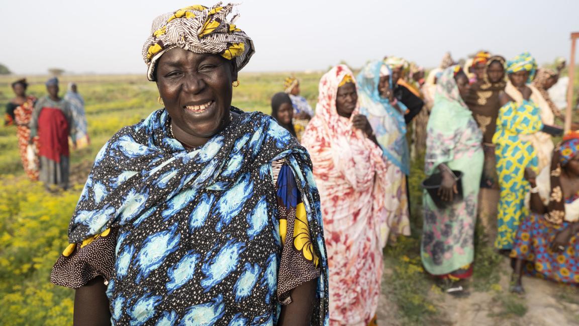 Eine Gruppe von Frauen auf einem Feld
