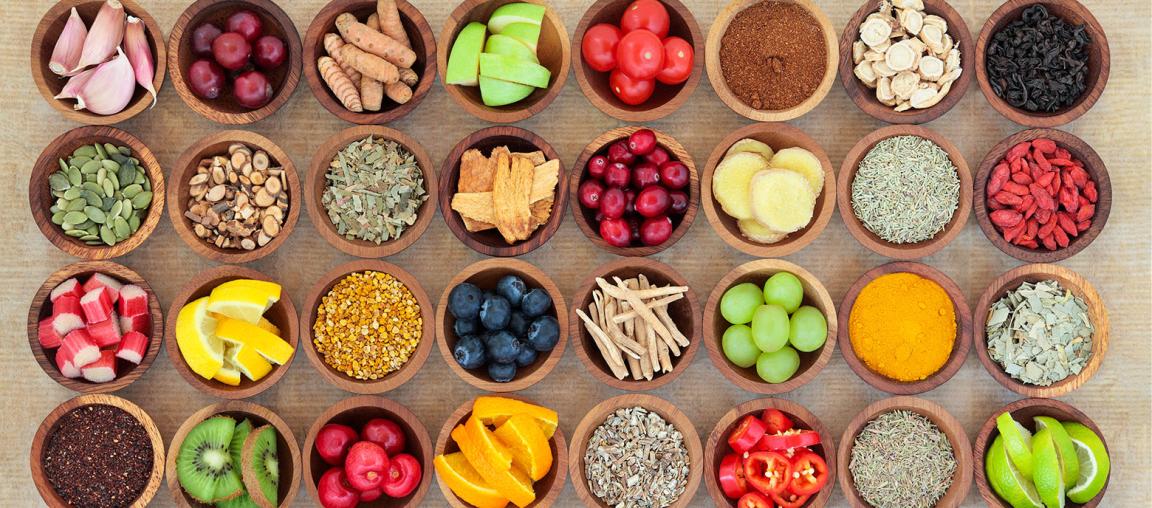 Schalen mit verschiedenen Früchten und Gewürzen