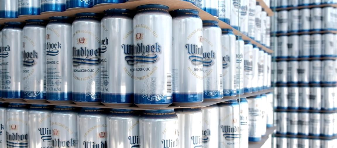 Stapel mit Bierdosen