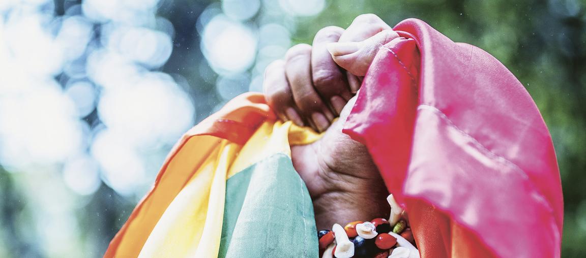 Verfolgt, vertrieben, ermordet: Kaum eine Bevölkerungsgruppe hat unter dem bewaffneten Konflikt in Kolumbien so gelitten wie Menschen mit diversen Geschlechteridentitäten oder sexuellen Orientierungen. Die GIZ unterstützt sie dabei, die gewaltsame Vergangenheit aufzuarbeiten und im Friedensprozess eingebunden zu werden. Vier Stimmen über diesen schwierigen Weg.