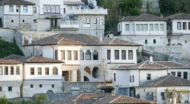 Eines der traditionellen, weißen Häuser. Hier arbeitet eines der Ausbildungsteams, das von der Nichtregierungsorganisation „Cultural Heritage without Borders Albania“ (CHWB) initiiert wurde.