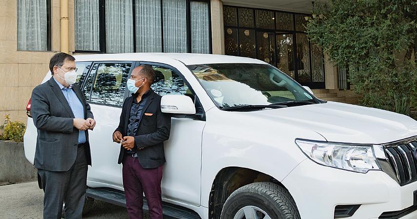 Yoseph Kassahun wartet vor dem GIZ-Gebäude im Auto auf Peter Palesch.