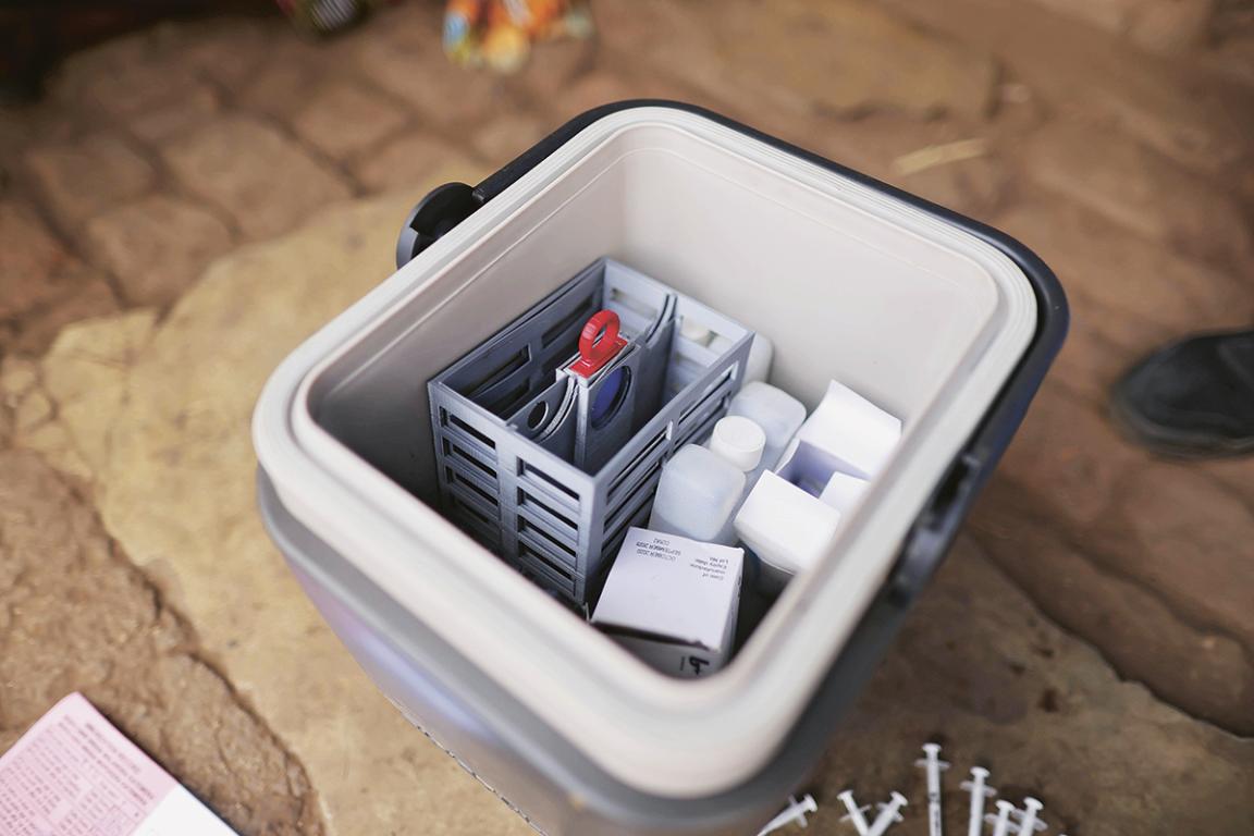 Die mit Sensoren überwachten Kühlboxen sichern die Qualität des Impfstoffs bis in abgelegene Dörfer.