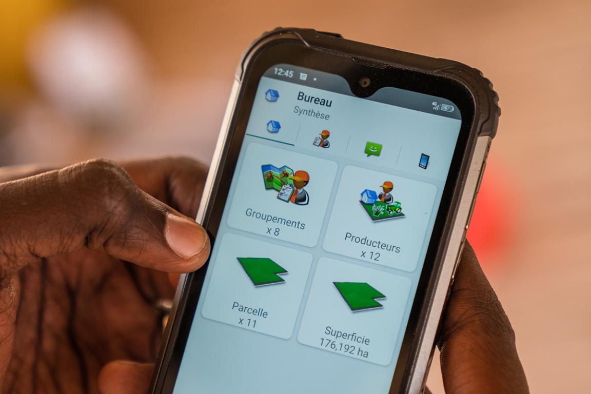 Hände, die ein Smartphone halten