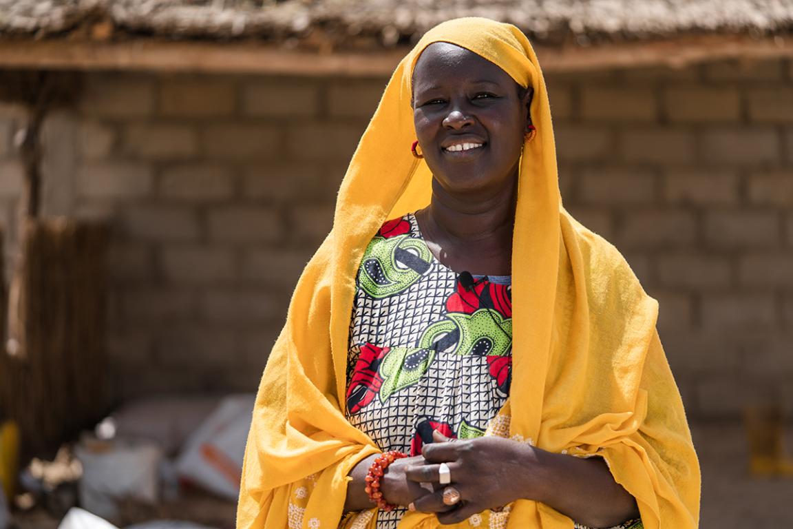 Eine Frau in farbenfroher Kleidung