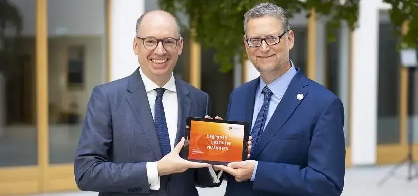 GIZ Board Spokesman Thorsten Schäfer-Gümbel and State Secretary Niels Annen present GIZ's Integrated Corporate Report.