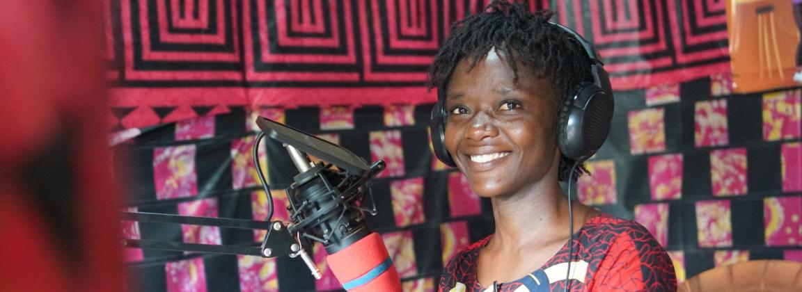 Die Journalistin Salome Mugaza präsentiert im Studio des Kalehe Territorial Community Radio die Nachrichten.