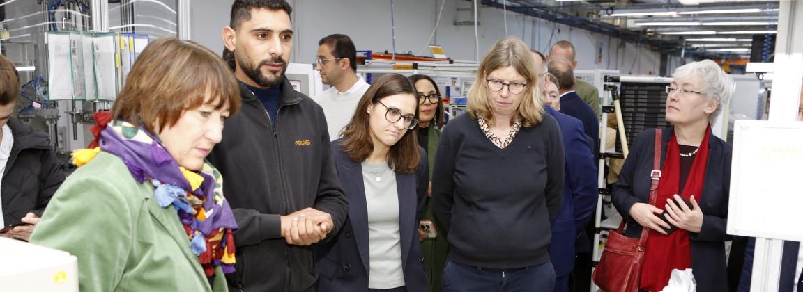 Hildegard Müller (Präsidentin des Verbands der Automobilindustrie VDA), Abdelwahed Mezni (Mitarbeiter bei Gruner AG), Vanessa Wannicke (Bundesverband der Deutschen Industrie), Martina Biene (VW Afrika) und Elisabeth Wolbers (deutsche Botschafterin in Tunesien) bei einem Besuch des Gruner-Werks in Tunesien im Januar 2025.