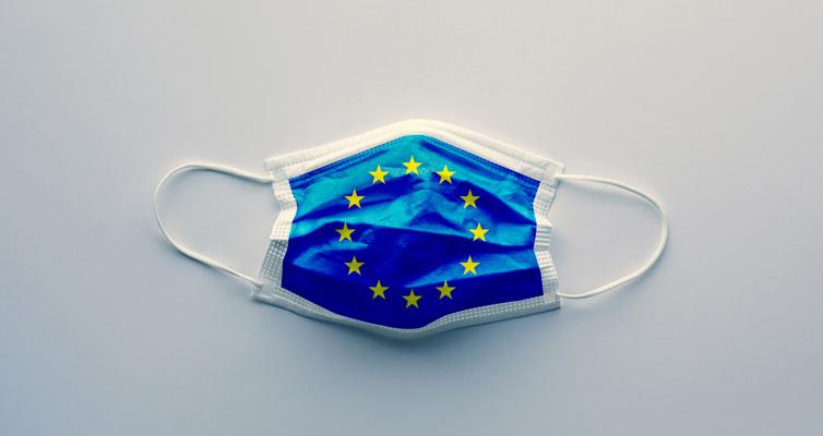 Gesichtsmaske mit der Europäischen Union Flagge drauf