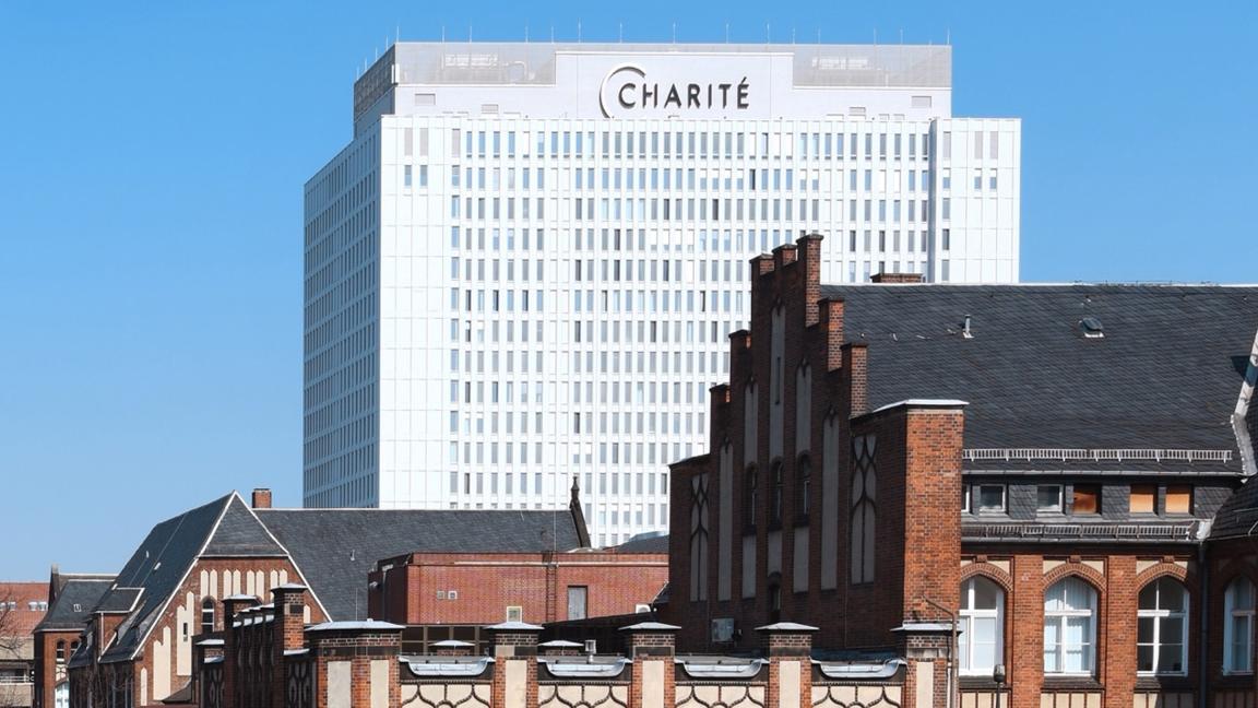 Charité Campus Mitte in Berlin – Außenansicht des Klinikgebäudes zum Interview mit Professor Bajbouj