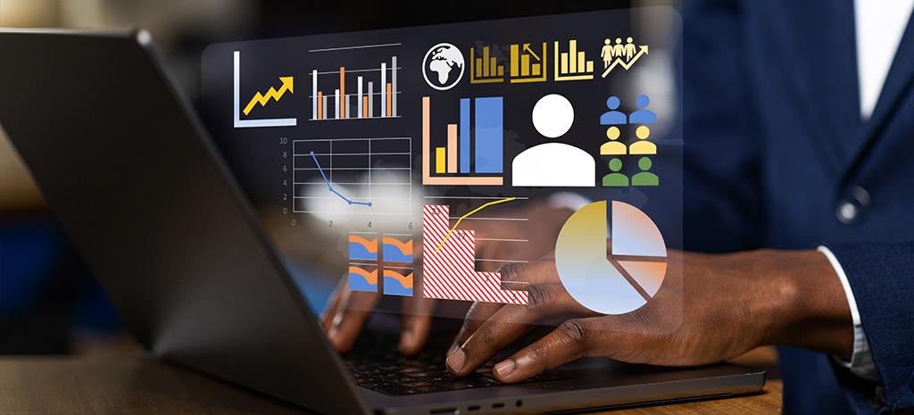 Nahaufnahme einer Person im Anzug am Laptop, überlagert von Analyse‑Grafiken wie Balken‑, Linien‑ und Kreisdiagrammen sowie Symbolen für Nutzergruppen.