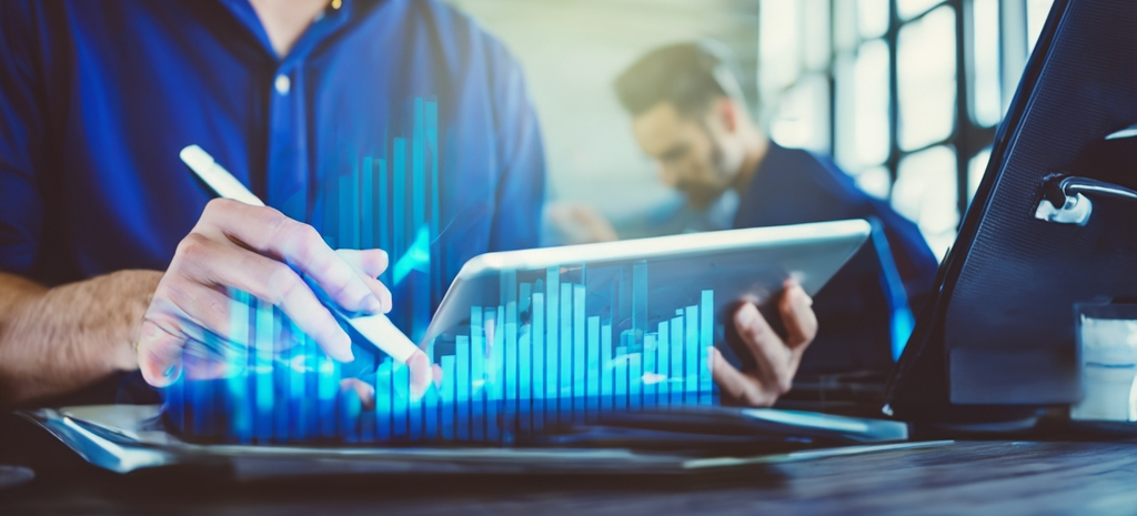 Ein Mann kalkuliert Finanzen. AI generierte Drastellung