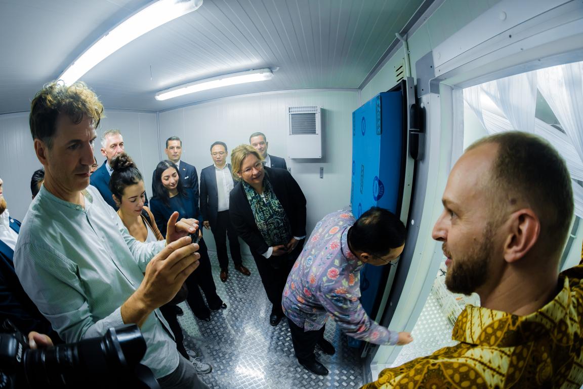 Mehrere Personen im neuen Kühlhaus in Bogor, darunter Bundesministerin Reem Alabali Radovan.