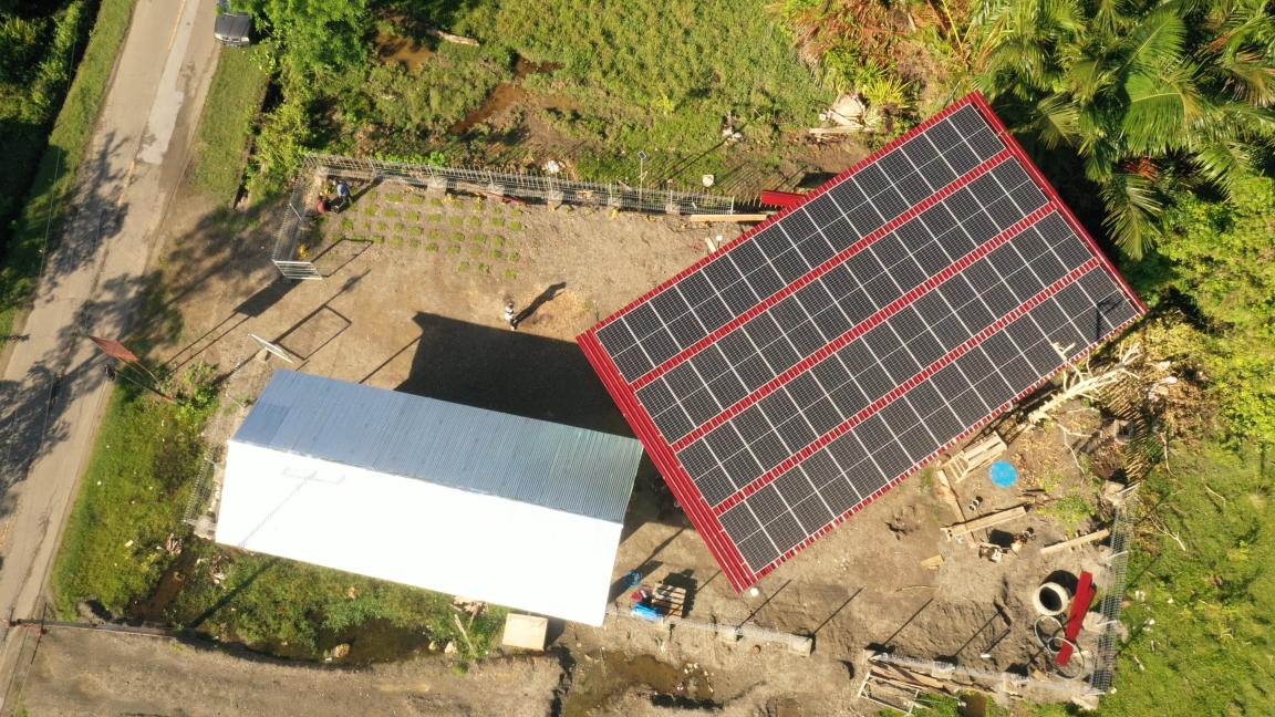 Solar Ice Maker Anlage in Kawa Maluku, Indonesien, von oben.