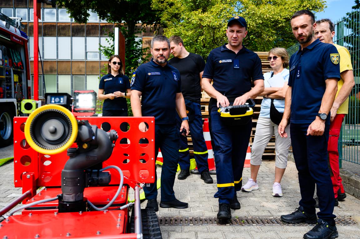 Feuerwehrleute üben mit einem Löschroboter.