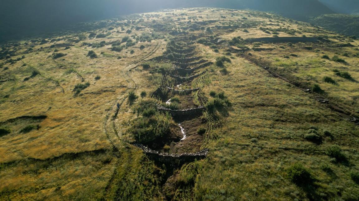 Eine Luftbildaufnahme einer Landschaft in Lesotho mit Wasserrinnen.